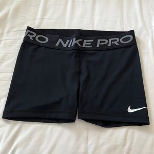 Nike pro shorts 3” in a size medium. (Never been worn)